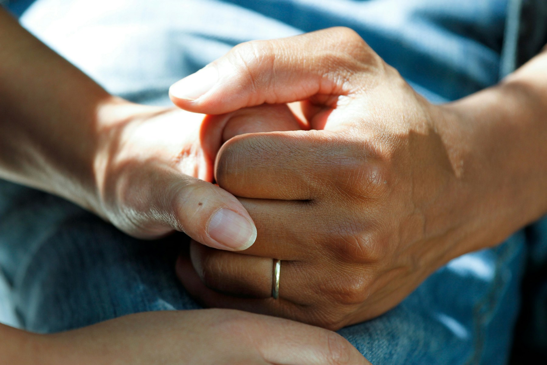Profesional de salud conversando con una paciente en consulta